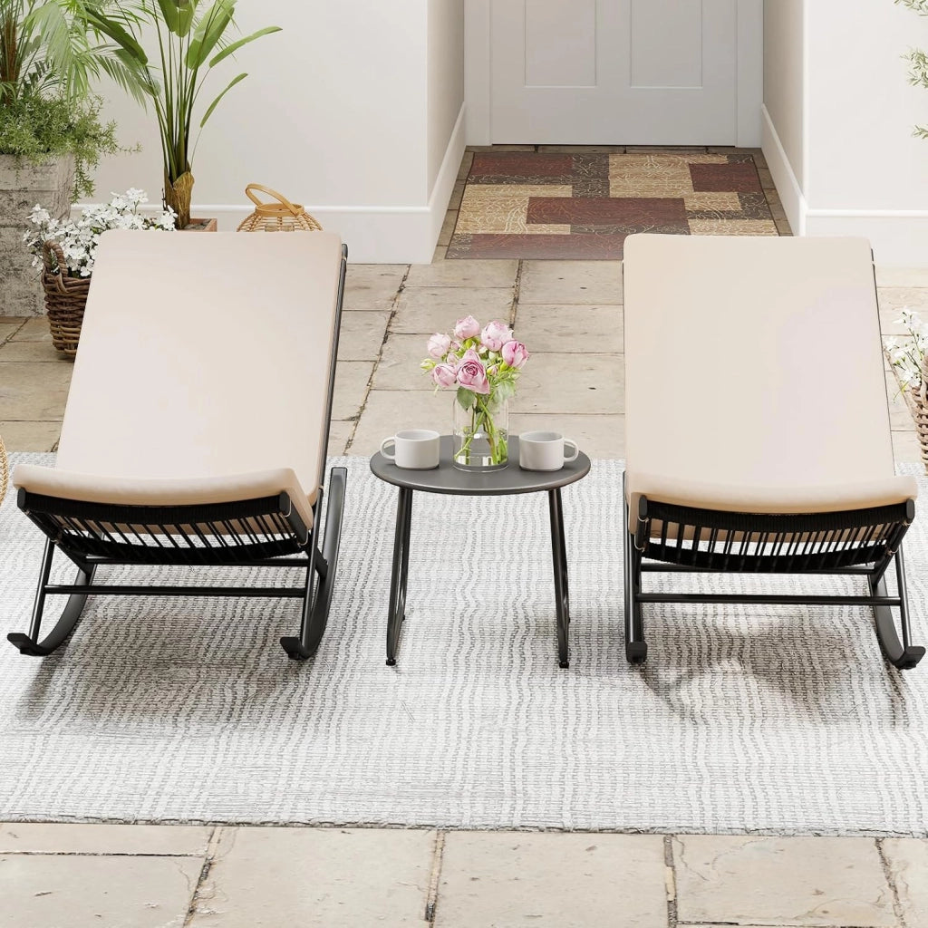 Set di Bistro 3 Pezzi, Sedie a Dondolo da Esterno in Rattan con Tavolino da Caffè, Set di Mobili da Conversazione per Veranda con Cuscini in Cotone per Giardino, Balcone, Bordo Piscina