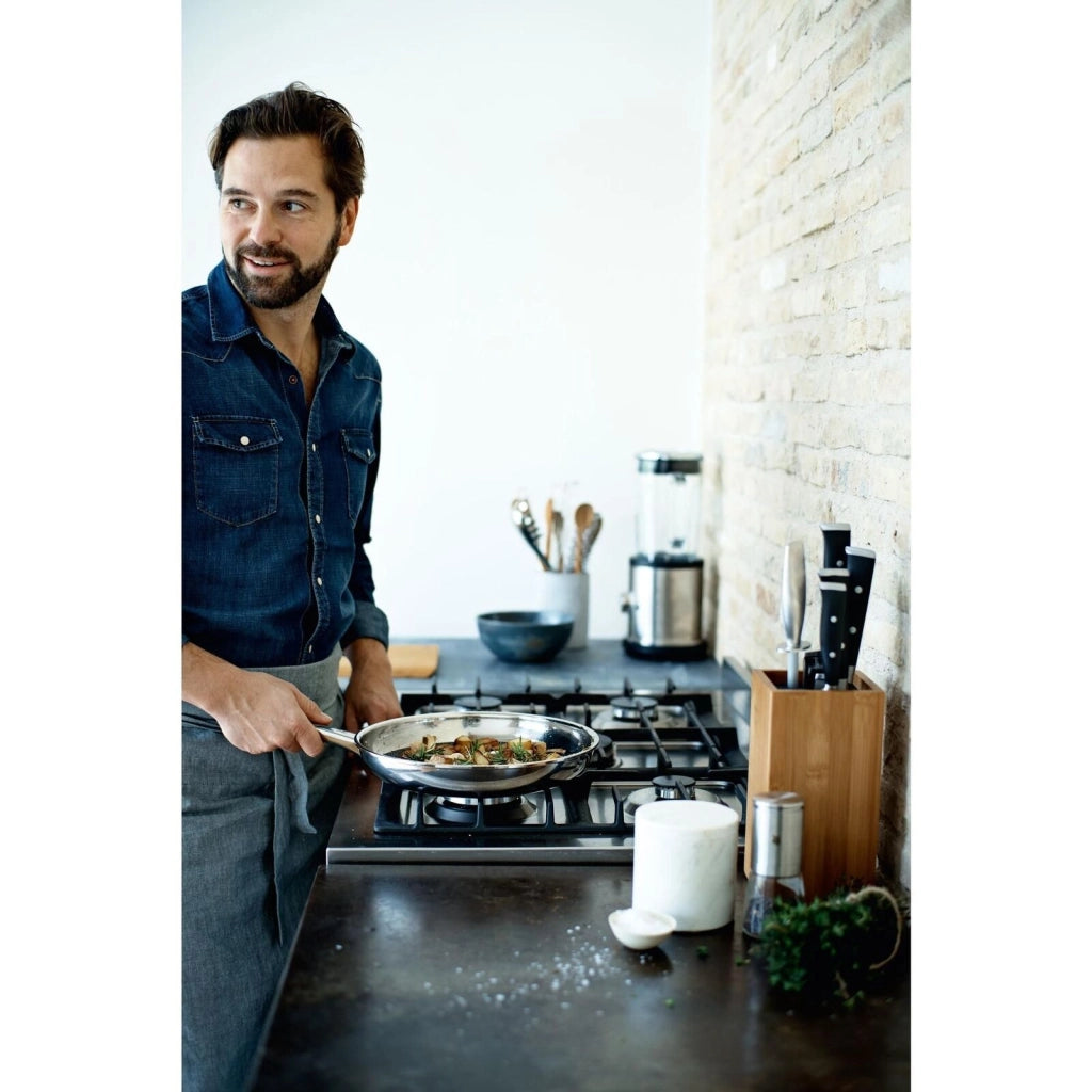 WMF 1756286411 Profi Resist Padella in Acciaio Inossidabile con Rivestimento Antiaderente a Nido d'Ape PermaDur Diametro 28 cm colore Nero e Acciaio inox
