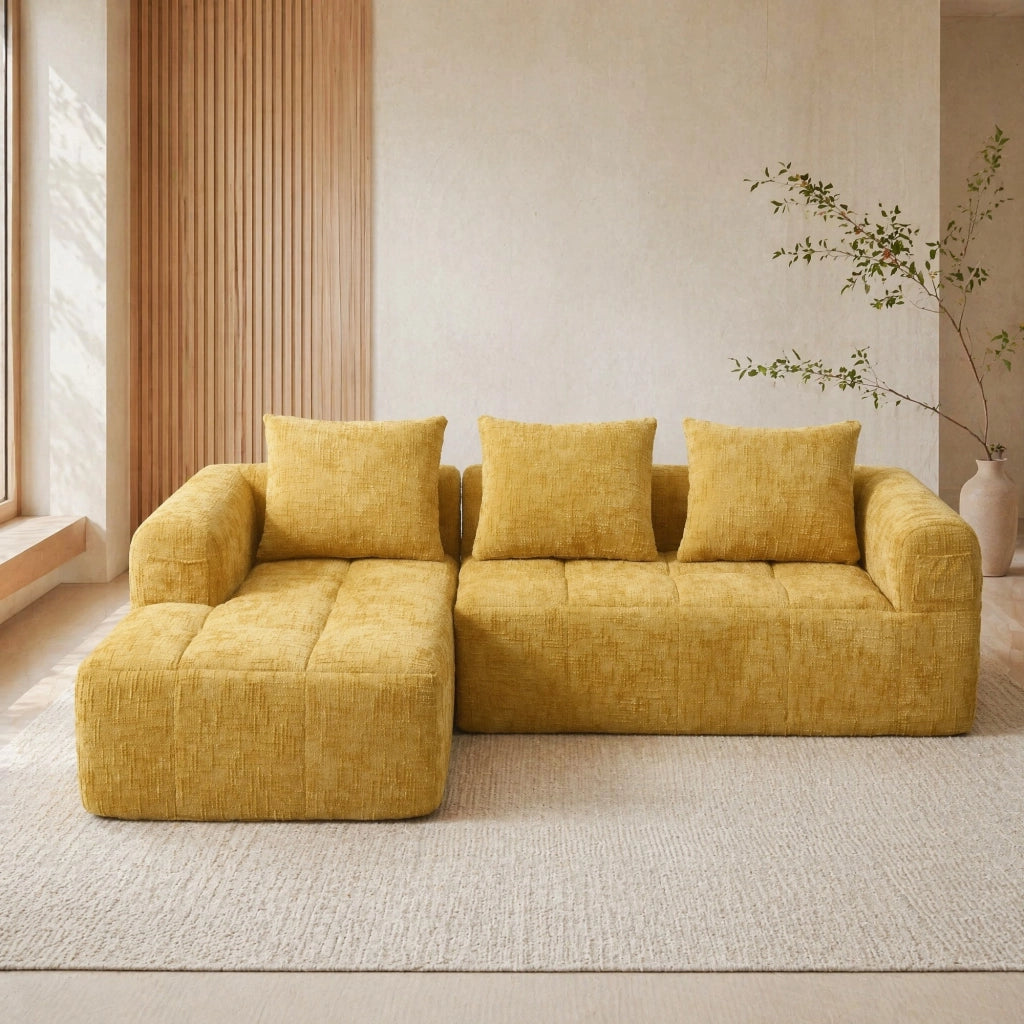 Divano componibile L in chenille gialla con chaise longue, tasche laterali e 3 cuscini