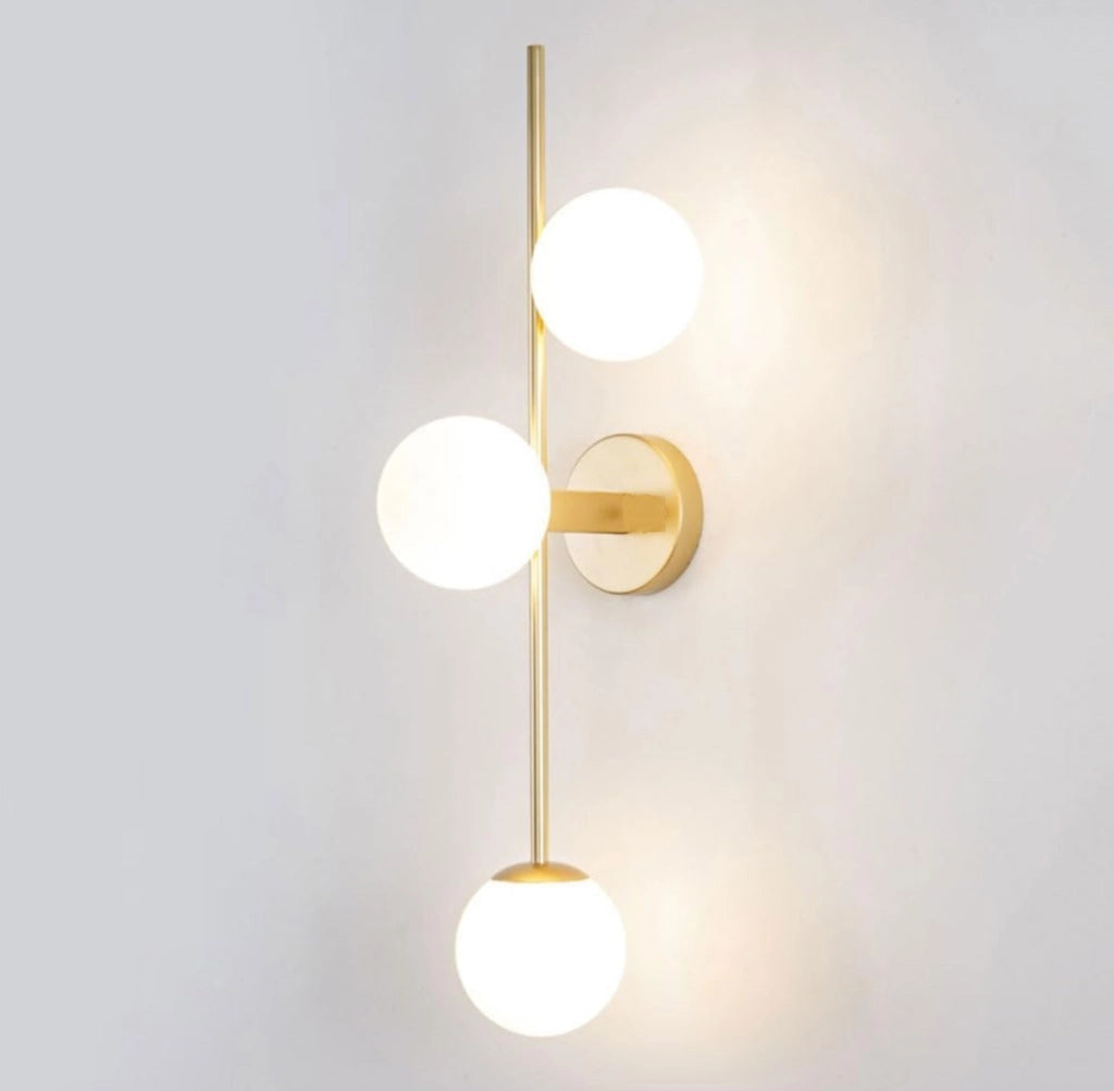 Applique lampada da parete in alluminio color bronzo oro con 3 sfere in vetro bianco opaco palle con attacco per lampadine G9
