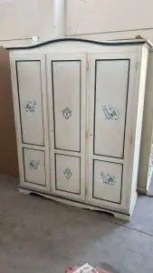Armadio in legno 3 ante in legno Shabby chic bianco anticato decorato pavoncella filo blu