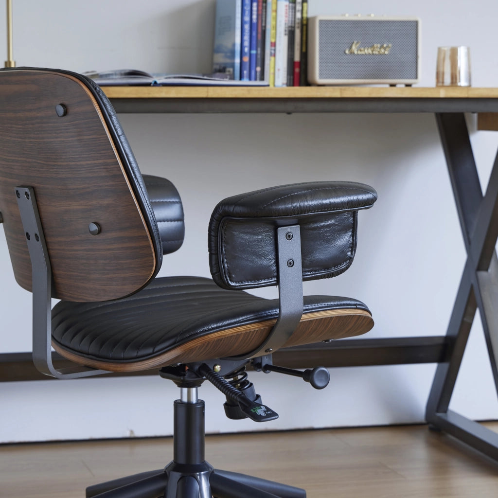 Sedia da ufficio girevole con ruote e altezza regolabile braccioli imbottiti in pelle e metallo nera 52 × 46 × 33 cm