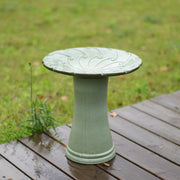 Fontana da giardino in ceramica fatta a mano con vasca ampia e base alta smaltata verde chiaro Ø 43 × 45 cm
