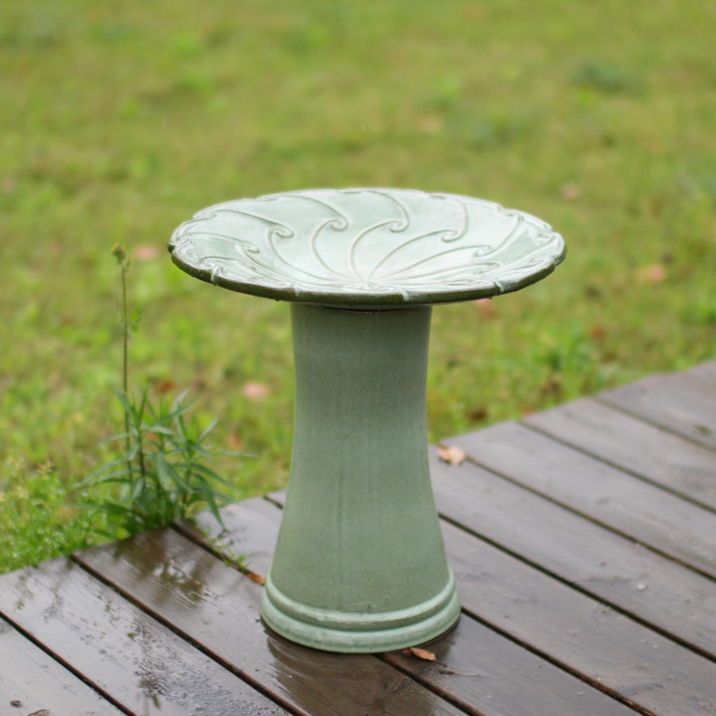 Fontana da giardino in ceramica fatta a mano con vasca ampia e base alta smaltata verde chiaro Ø 43 × 45 cm