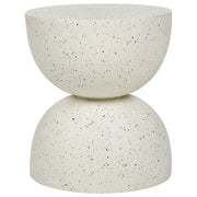 Tavolino d'accento bianco sporco con effetto terrazzo in fibra di vetro MgO con piano rotondo a forma di clessidra resistente alle macchie UV
