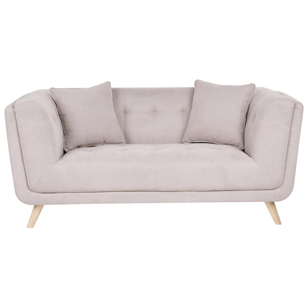Divano a 2 posti in tessuto con cuscini decorativi, gambe in legno e trapuntatura decorativa, stile retrò tortora