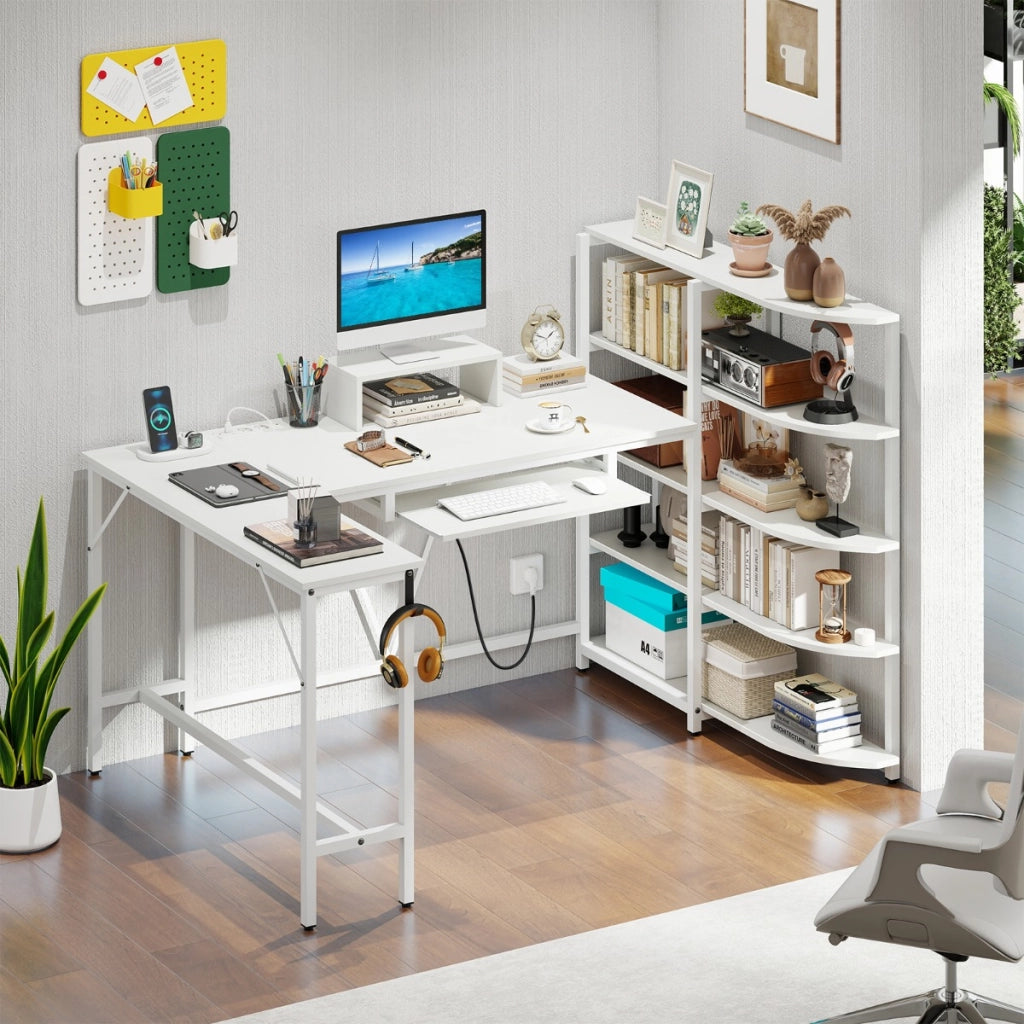 Scrivania angolare per computer con stazione di ricarica gancio per cuffie e vassoio per tastiera, Scrivania a forma di L con ripiani Bianco-Scrivanie