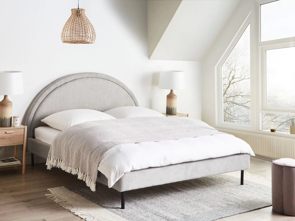 Letto matrimoniale in tessuto grigio imbottito con base a doghe e testiera rotonda 160 x 200 cm minimalista retrò