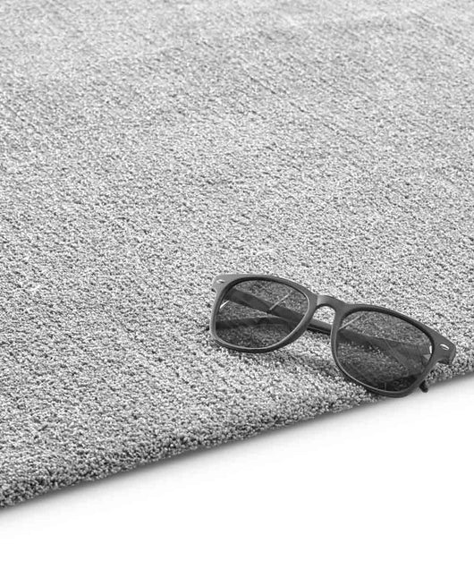 Tappeto FEEL GRIGIO CHIARO tinta unita moderno, pelo morbido resistente e lavabile in lavatrice cm.80x150