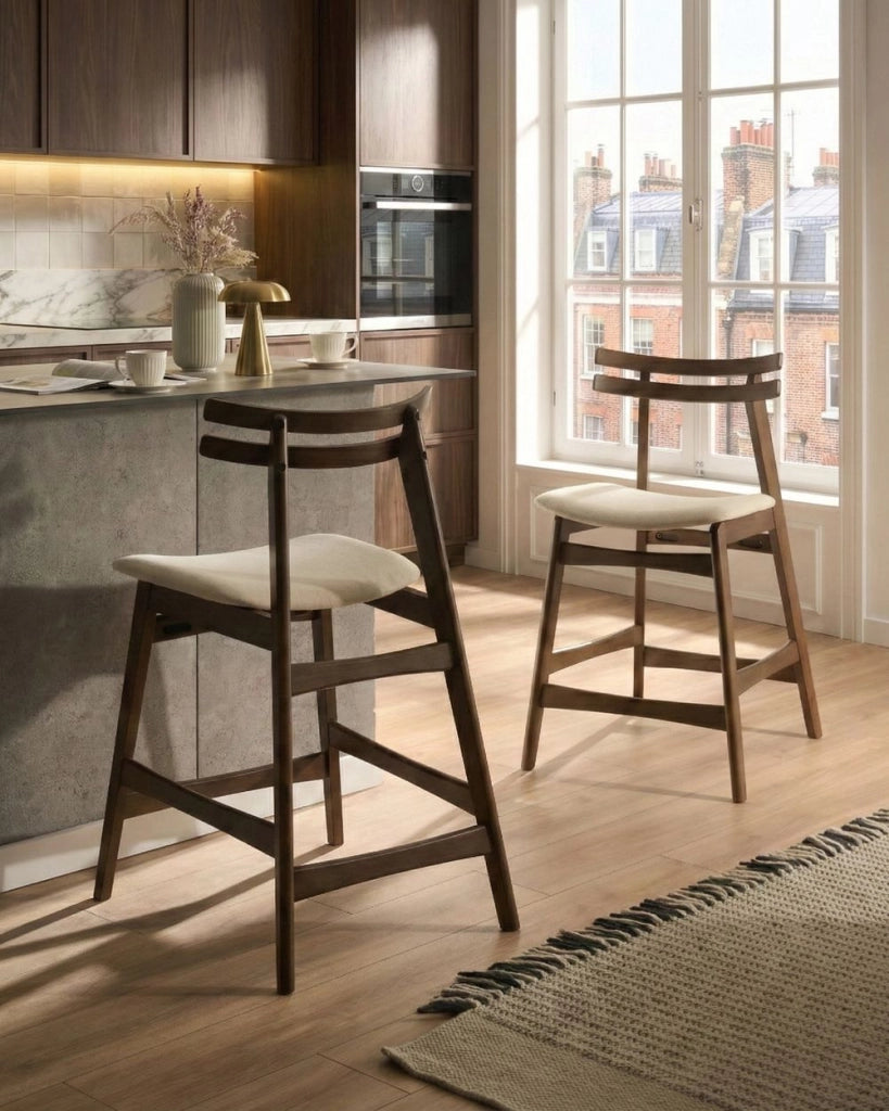 Set di 2 sedie da pranzo in tessuto bianco sporco e struttura in legno marrone senza braccioli con seduta
