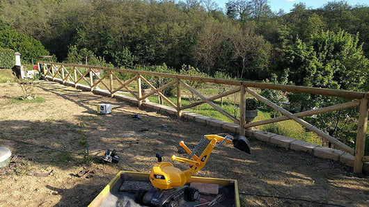 palo in legno ø cm 12x150 h ø 2 fori passanti ø 8,3 cm con punta trattati impregnati per staccionata o steccato per recinzione pali tondi forati cod:ferx.reti.62.3.s