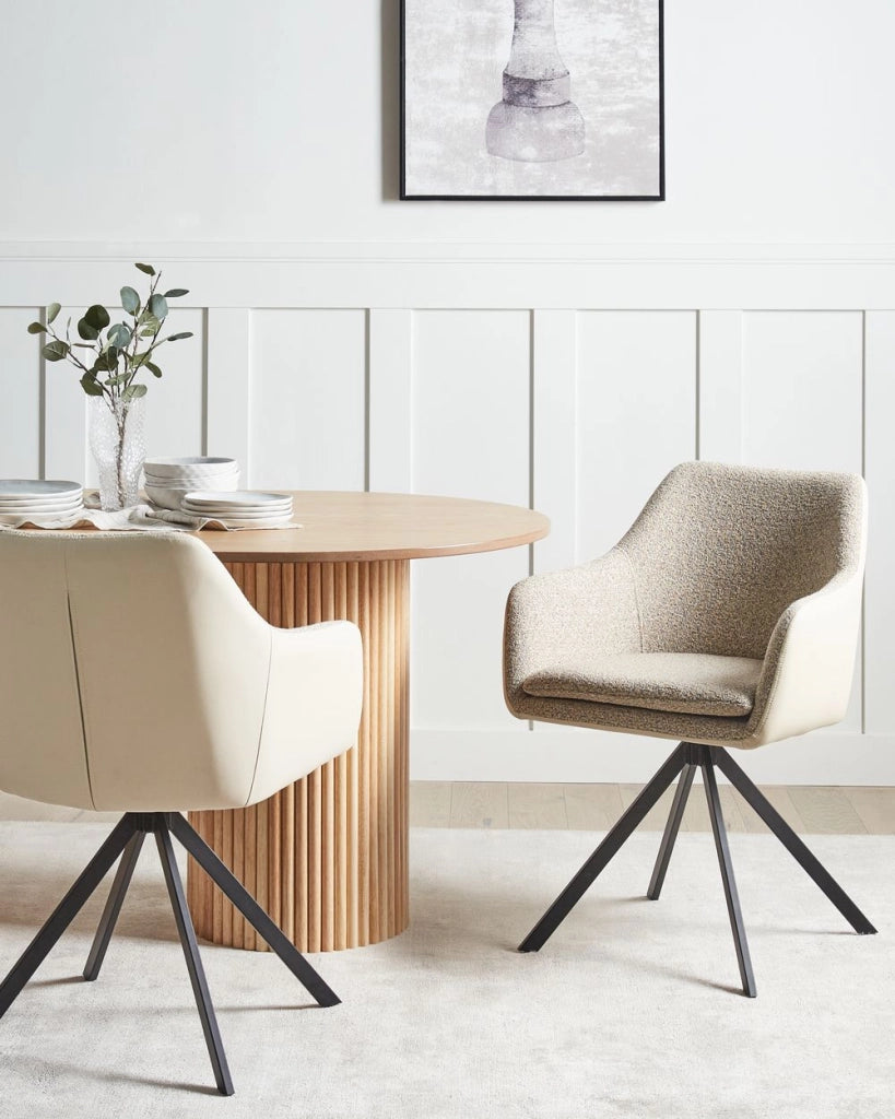 Set di 2 sedie in poliestere beige e finta pelle con gambe in metallo per la sala da pranzo