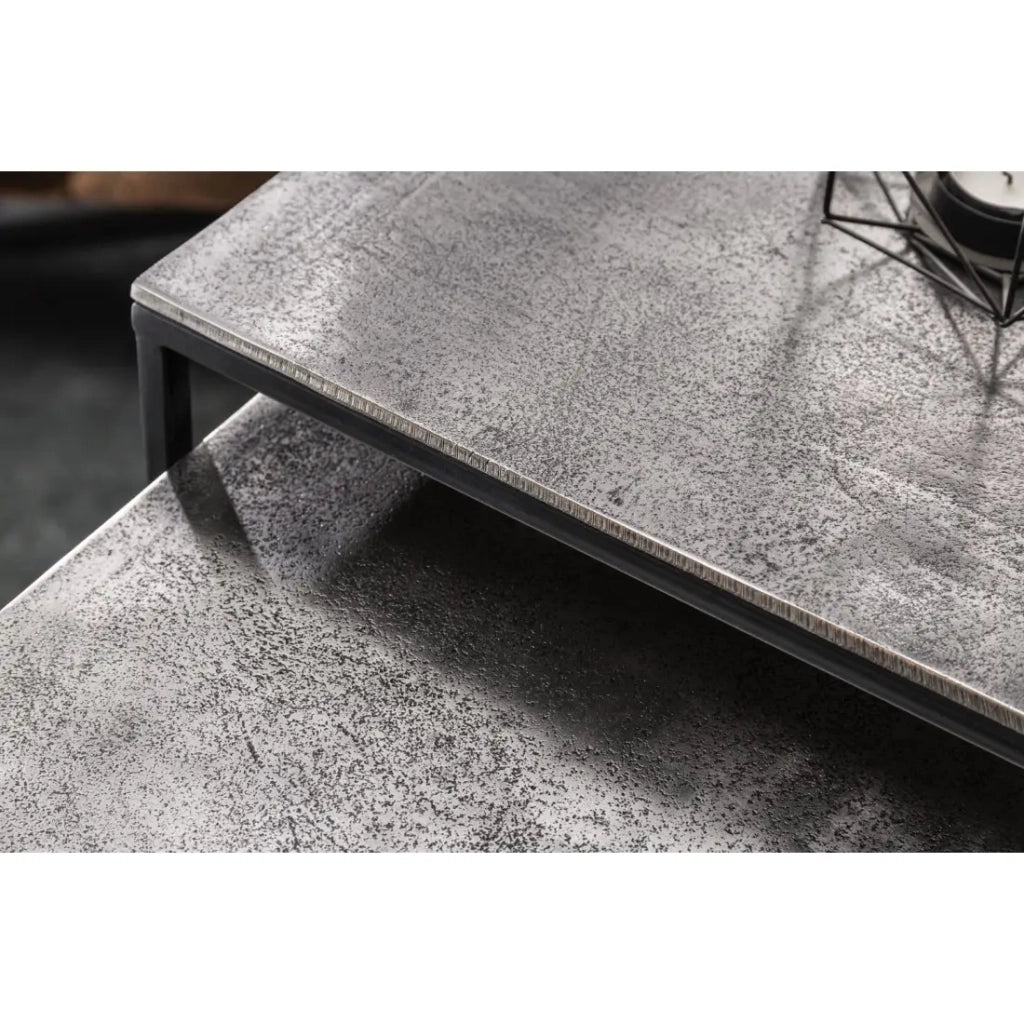 Tavolini da salotto nidificati VORTEX in alluminio grigio testurato e metallo nero - set di 2 tavoli quadrati dal design moderno
