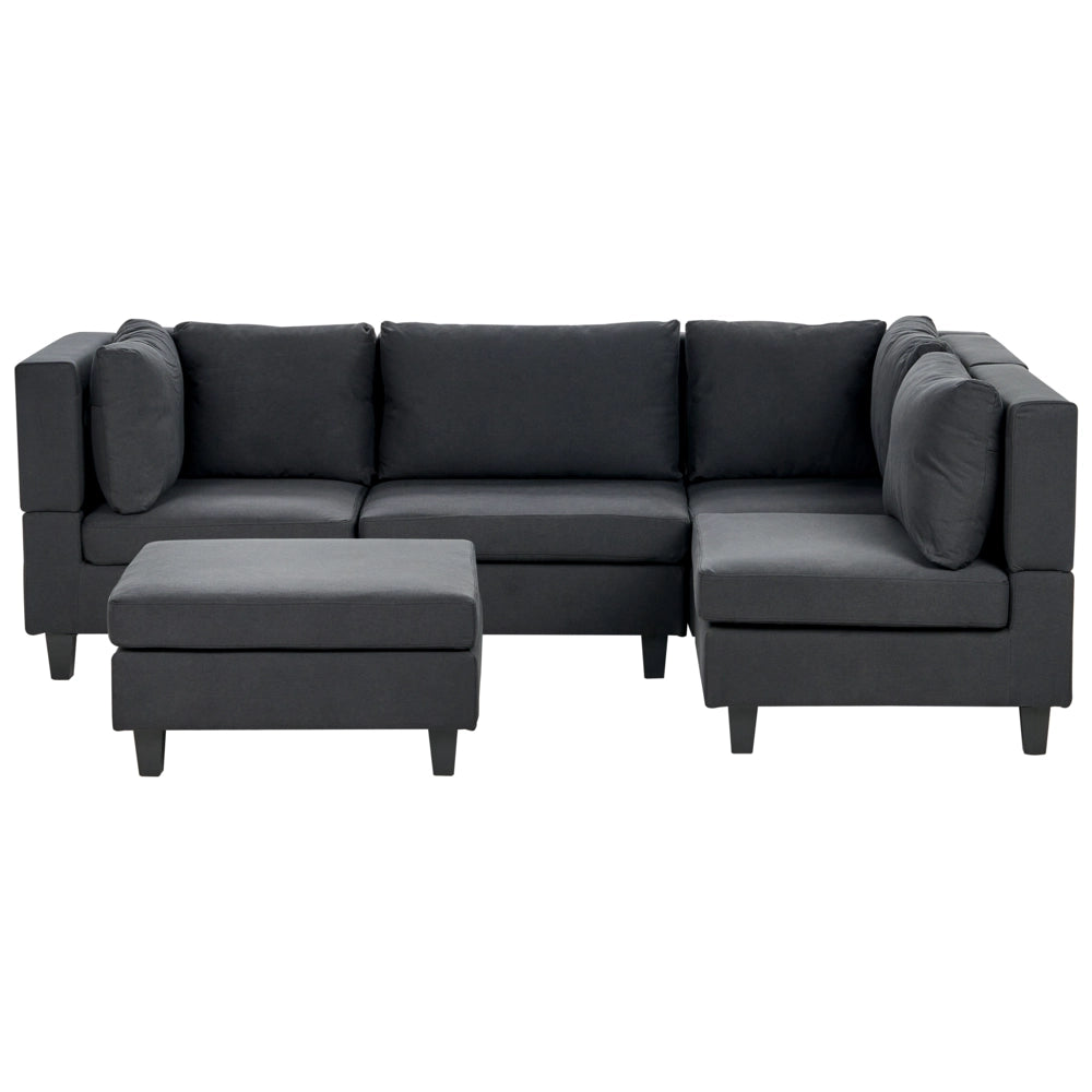 Divano componibile 4 posti imbottito in tessuto nero con gambe nere schienale imbottito lato sinistro con pouf stile moderno