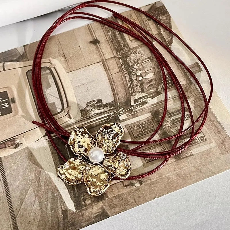 Collana e orecchini con ciondolo a fiore in oro fatti a mano e perle, regalo di Natale o compleanno.