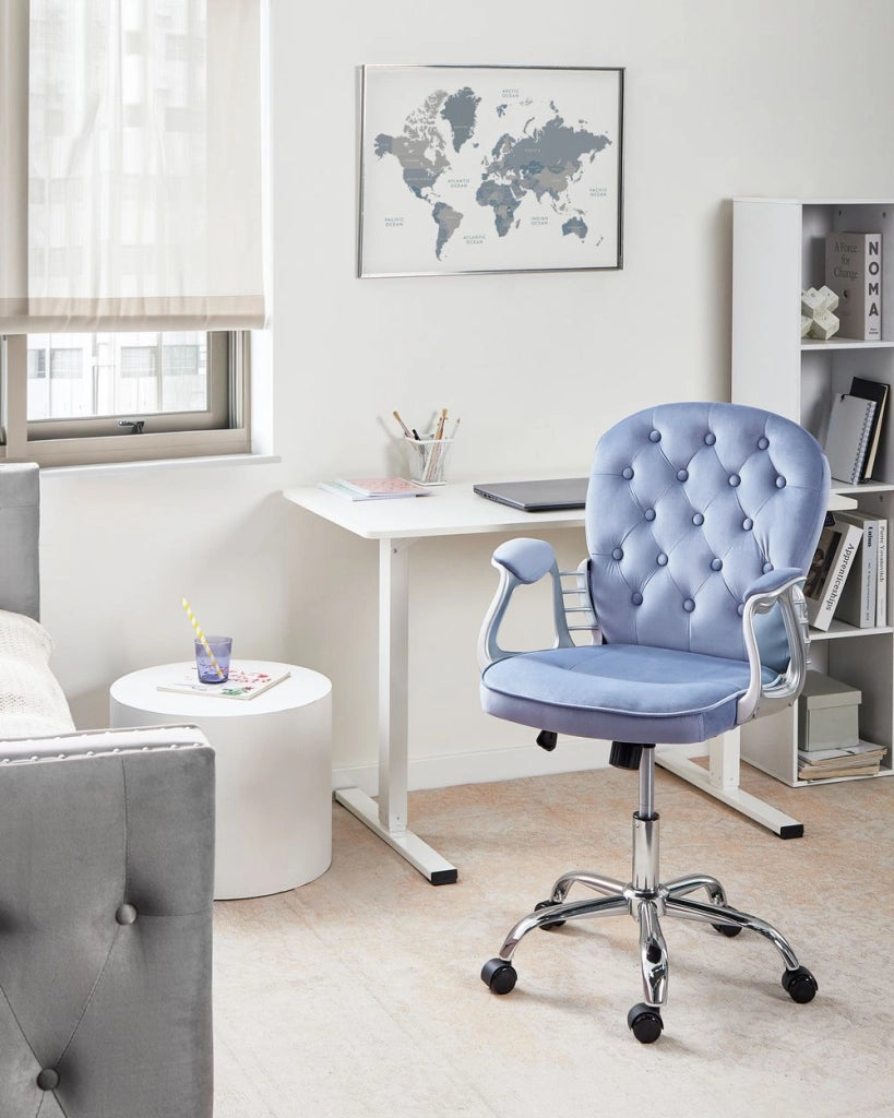 Sedia da ufficio in velluto azzurro con altezza regolabile e schienale trapuntato stile retrò moderno