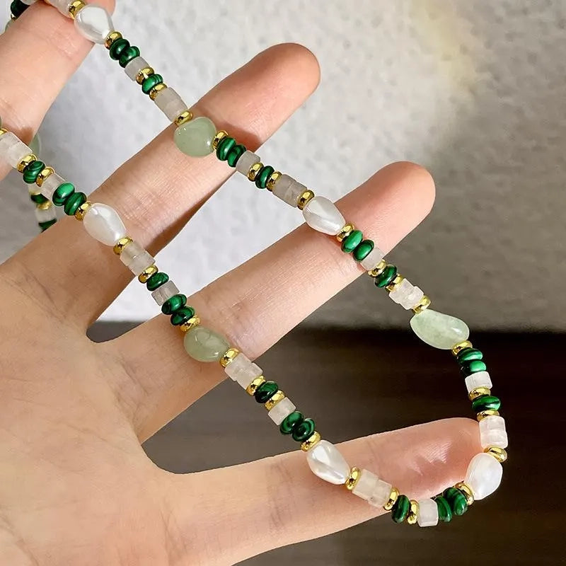 Collana fatta a mano con perle naturali e malachite verde, regalo di Natale o di compleanno.