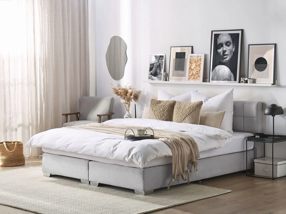 Divano letto 180 x 200 cm Struttura imbottita in tessuto grigio con testiera trapuntata e materasso
