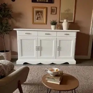 Credenza madia Alberta in legno 3 ante con rilievo bianco opaco zocolo sagomato