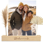 Set di due supporti per foto in legno con cartellino di buona fortuna, inclusa cartolina da scaricare e supporto per foto in legno.