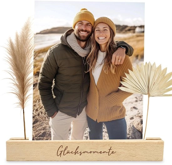 Set di due supporti per foto in legno con cartellino di buona fortuna, inclusa cartolina da scaricare e supporto per foto in legno.