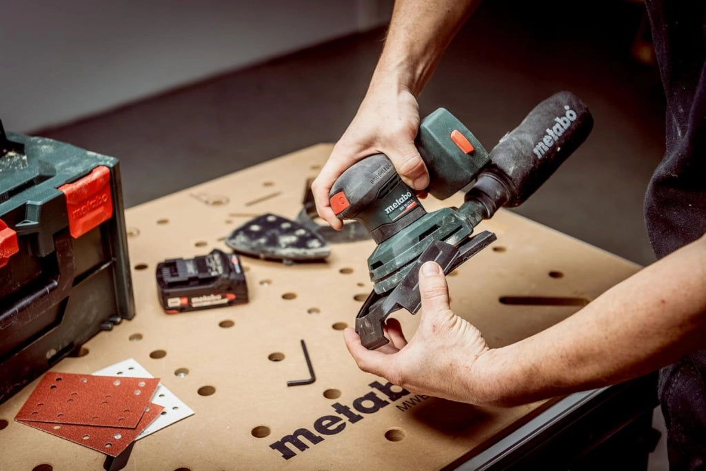 Smerigliatrice multifunzione a batteria SM 18 LTX BL – 18 V, CAS, 20.000 giri/min. Numero di oscillazioni – Motore brushless, piastra triangolare/rettangolare, sacchetto per la polvere, presa