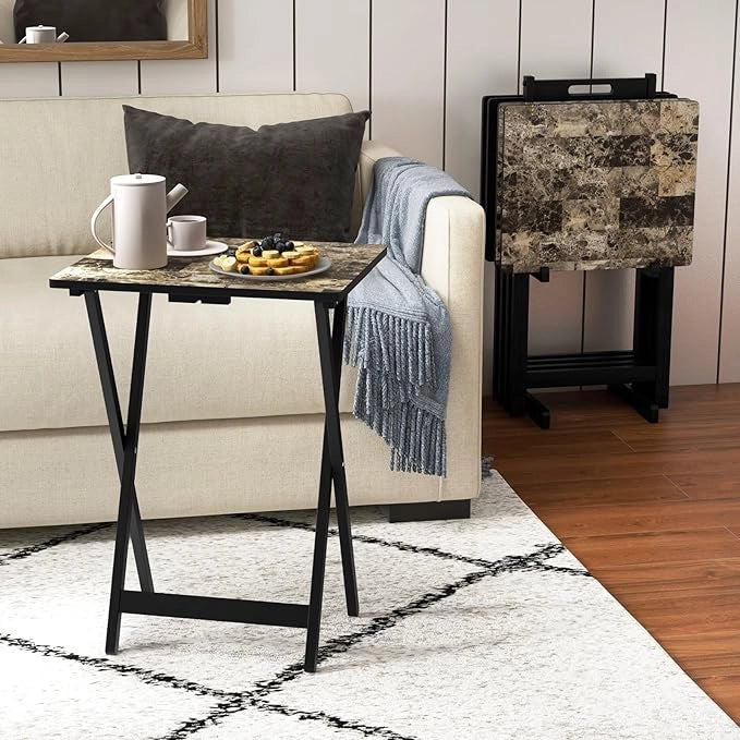 Set di 4 Tavolini Pieghevoli, Tavolio da Giardino in Legno, Maniglia per il Trasporto, Tavolino Laterale Portatile per Giardino Balcone Soggiorno, Portata 30 kg, 48 x 40 x 67 cm