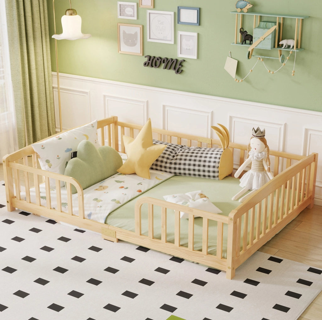 Letto a pavimento 140x200 cm con sponde e accesso centrale in legno colore naturale