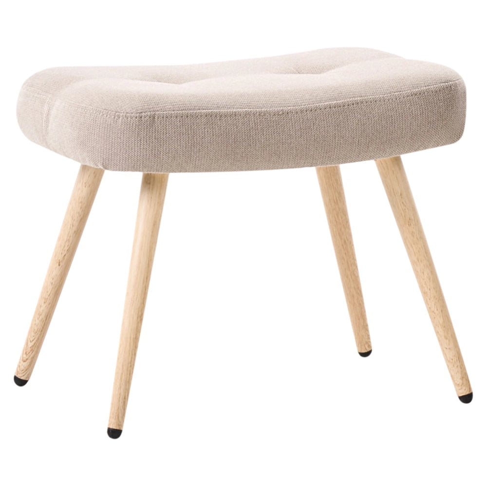 Poltrona rivestita in tessuto beige chiaro con poggiapiedi in stile retrò