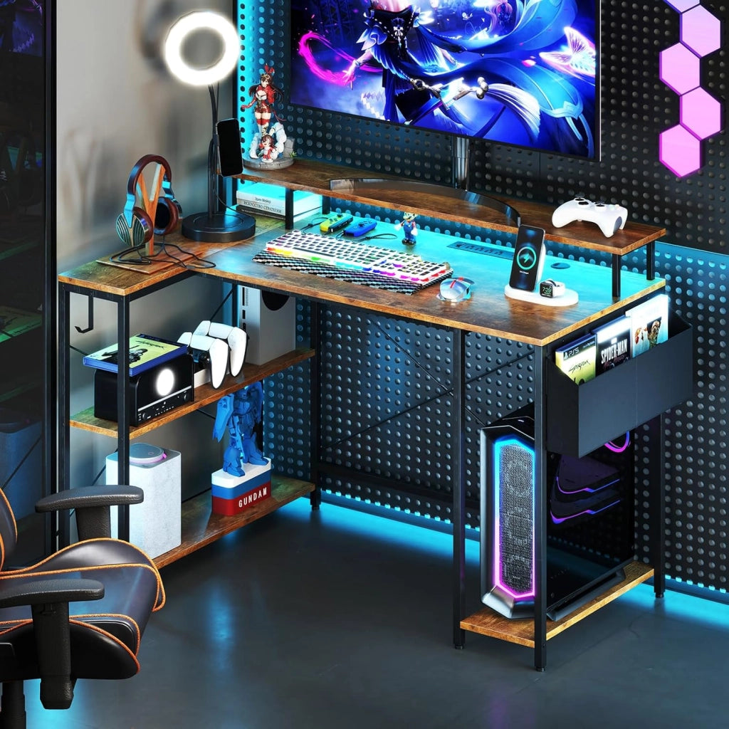 Scrivania Angolare da Gaming, Scrivania Salvaspazio a Forma di L con Luci LED, Stazione di Ricarica, Ripiani e Supporto per Monitor, Scrivania ad Angolo per Casa e Ufficio (Marrone)