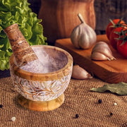 Molinello per spezie, pasta e erbe in pietra naturale lavorata a specchio con incisioni (mix di colori)