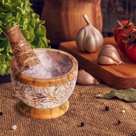 Molinello per spezie, pasta e erbe in pietra naturale lavorata a specchio con incisioni (mix di colori)