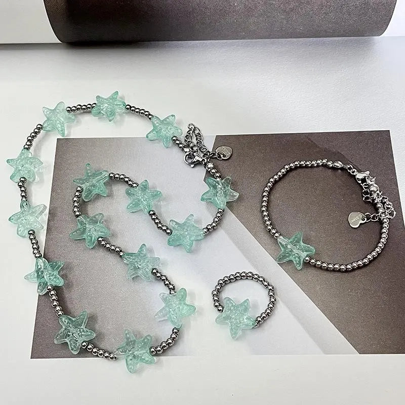 Set di gioielli boh¨¦mien fatti a mano con perline: bracciale, anello e collana.