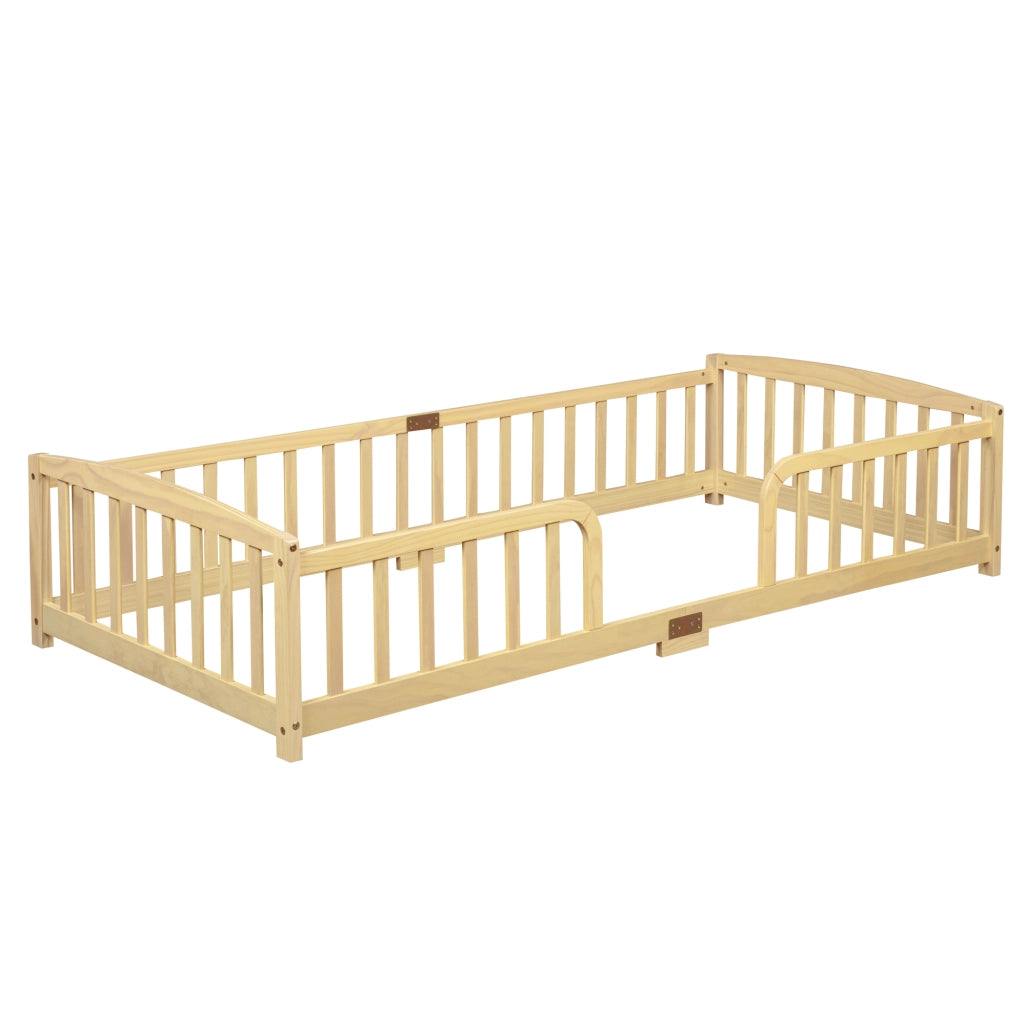 Letto a pavimento 90x200 cm con accesso centrale e sponde di sicurezza in legno colore naturale