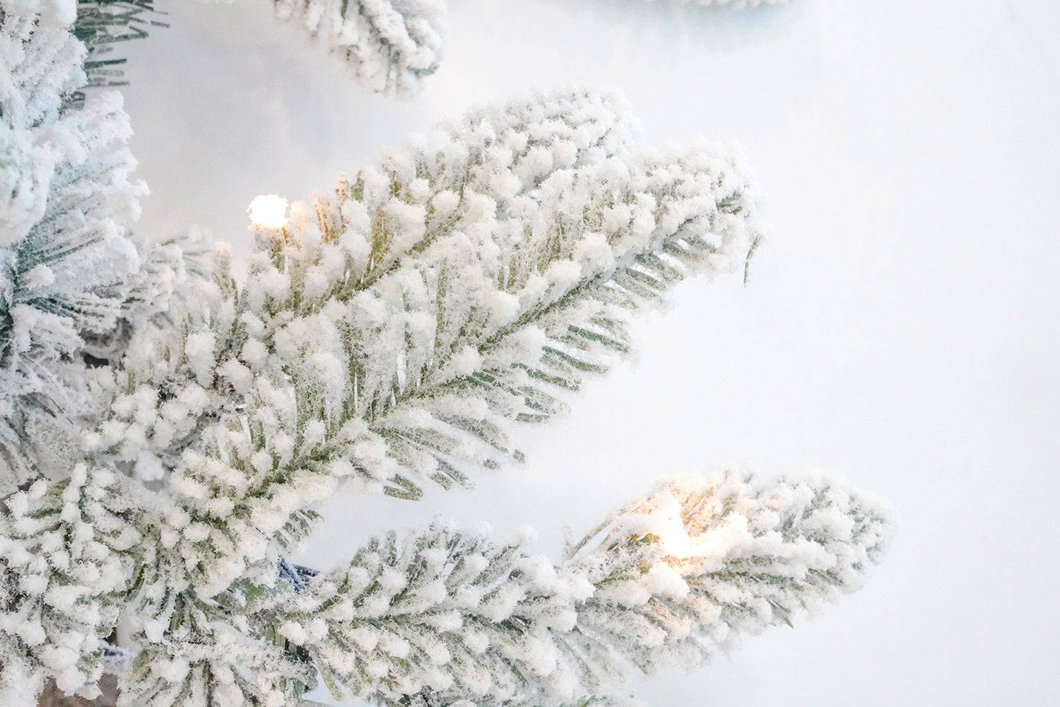 Albero di Natale Artificiale Innevato 240 cm 55 Rami con 450 LED Faggete del Gargano Verde
