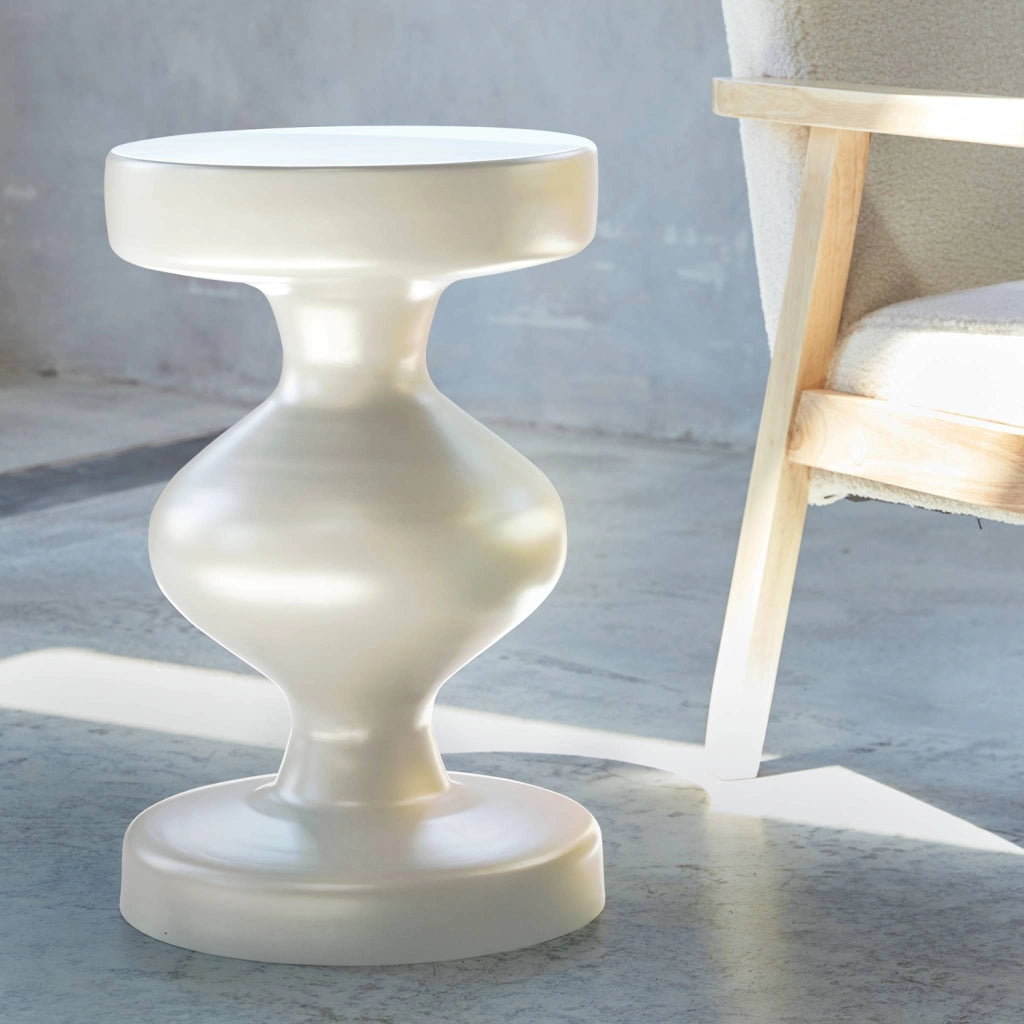 Tavolino, fine divano, comodino in metallo, crema