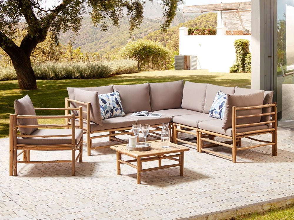 Set da giardino angolare 6 posti composto da divano, poltrona e tavolino in bambù naturale con cuscini color tortora esterno elegante