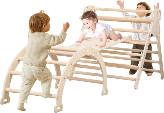 Struttura di scalata per bambini con parete di scalata, scivolo e arco di scalata in legno.