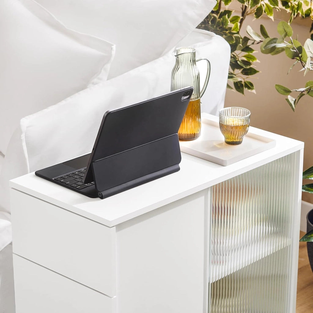 Mobiletto con Rotelle, Comodino con 3 Cassetti e 2 Ante a Vetro, Tavolino Moderno Multifunzione per Soggiorno, Camera da Letto, Bianco 70x35x61 cm FBT141-W
