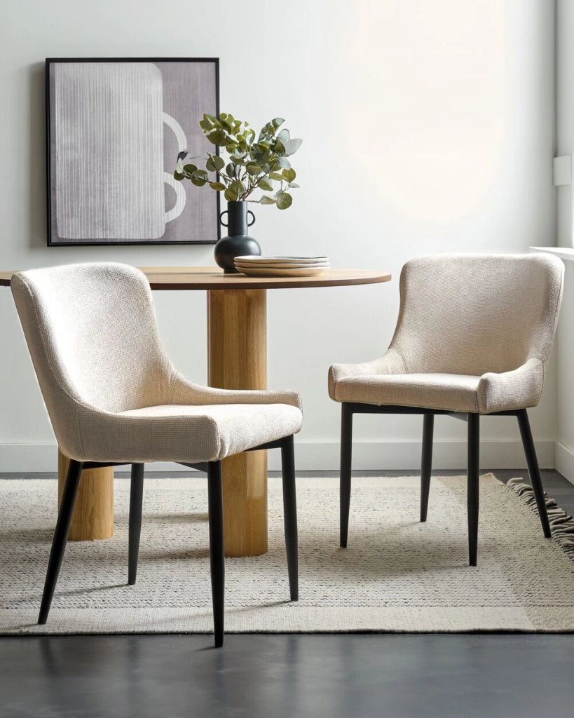 Set di 2 sedie da pranzo in tessuto beige chiaro con eleganti gambe in ferro nero stile moderno contemporaneo