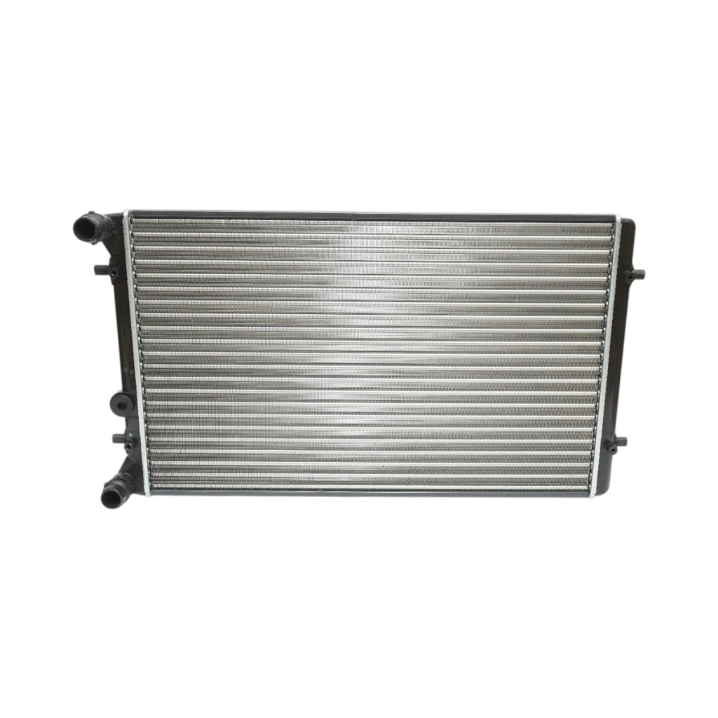 Radiatore raffreddamento acqua motore – VW, Audi, Opel, Seat, Skoda (motori 1.4 – 2.5 Diesel) Dimensioni: 650 × 414 × 23 mm Codici OEM: VW1J0121253AB, 1J0121253N, 1924001979