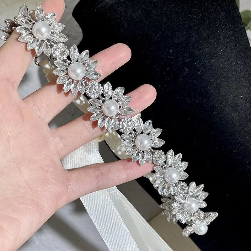 Collana da sera con fiore e zirconi, realizzata a mano, regalo di Natale o di compleanno.