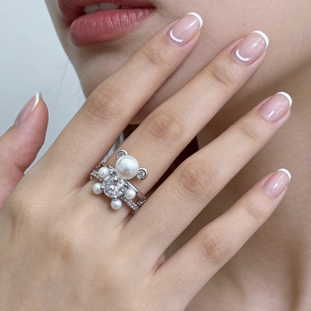 Anello di lusso con perla e zirconi scintillanti a forma di orsetto