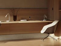 Beneito Faure Lampada da Tavolo Led Stem - 5W, Luce calda, Per scrivania, lettura e comodino, Ricarica Wireless, Testa Orientabile - Colore Bianco​