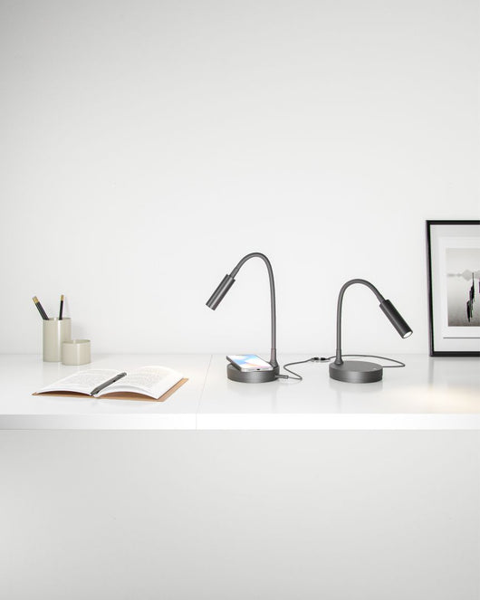 Beneito Faure Lampada da Tavolo Led Stem - 5W, Luce calda, Per scrivania, lettura e comodino, Ricarica Wireless, Testa Orientabile - Colore Nero​