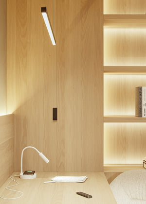 Beneito Faure Lampada da Tavolo Led Stem - 5W, Luce calda, Per scrivania, lettura e comodino, Ricarica Wireless, Testa Orientabile - Colore Bianco​