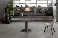 E-STYLO Tavolo allungabile con top in vetro materico finitura pietra grigia e base in metallo antracite, 90cm X 120/180cm H. 76cm.