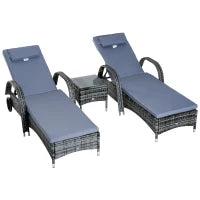 Set 2 Lettini Sdraio e 1 Tavolino da Giardino con Materassini Imbottiti e Ruote, in Polyrattan, Grigio