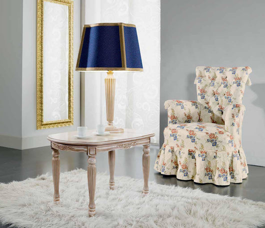 Tavolino ovale shabby da salotto in legno intagliato con fregi