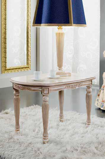 Tavolino ovale shabby da salotto in legno intagliato con fregi